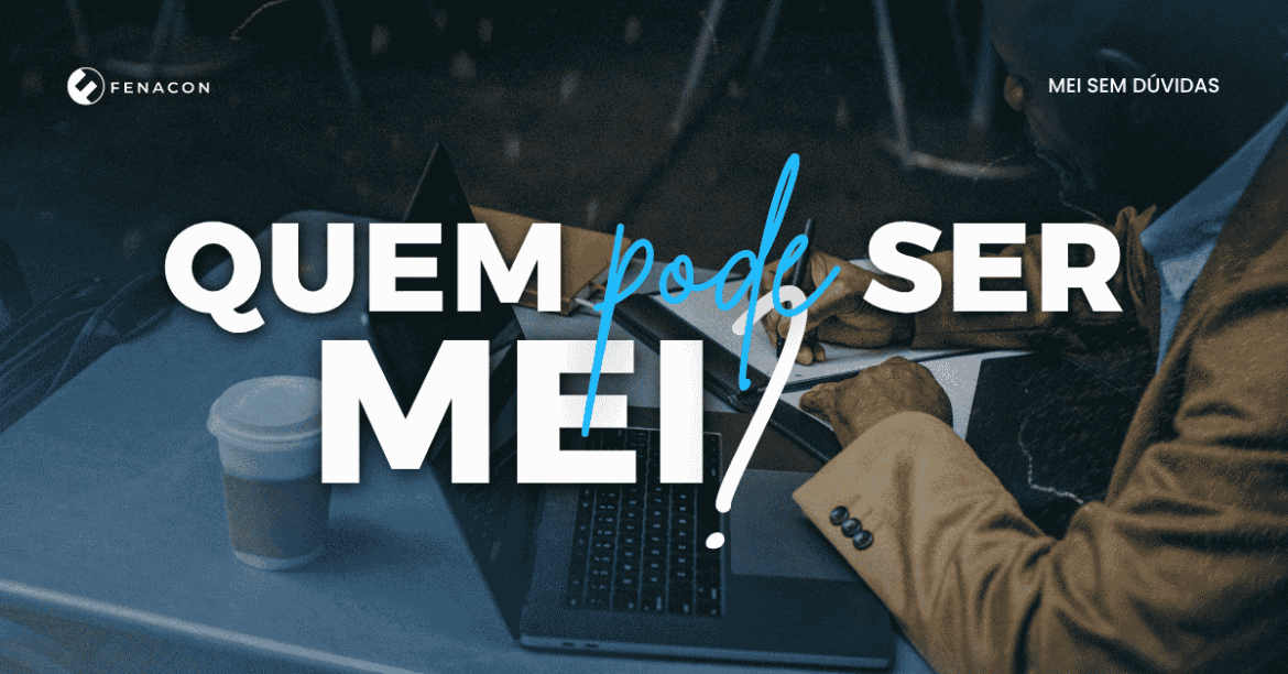 Imagem com fundo escuro mostrando uma pessoa sentada em uma mesa, escrevendo em um caderno ao lado de um notebook aberto e um copo de café. No centro, em destaque, o texto "QUEM pode SER MEI!", com a palavra "pode" escrita em estilo cursivo azul. No canto superior esquerdo, o logo da Fenacon, e no canto superior direito, o texto "MEI SEM DÚVIDAS".